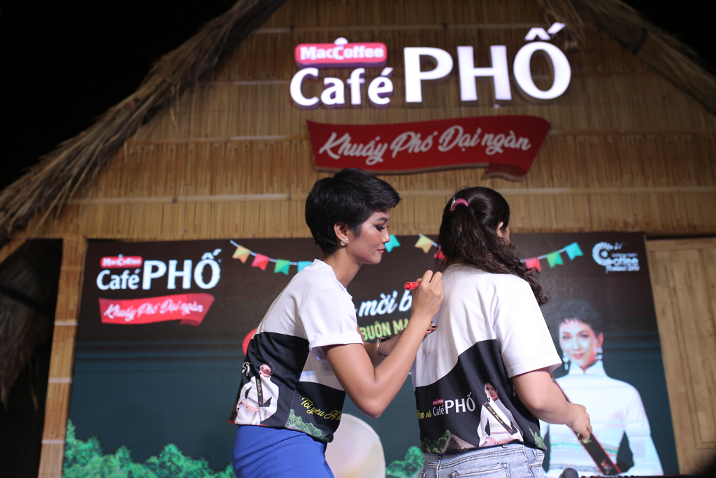 Hoa hậu H’Hen Niê ký tặng áo, chụp hình giao lưu cùng người tham gia chương trình “Khuấy phố đại ngàn” 