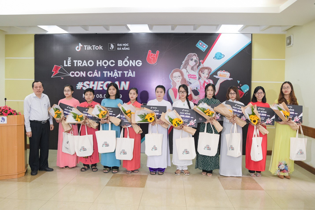 Đại học Đà Nẵng phối hợp cùng TikTok trao tặng học bổng cho nữ sinh viên