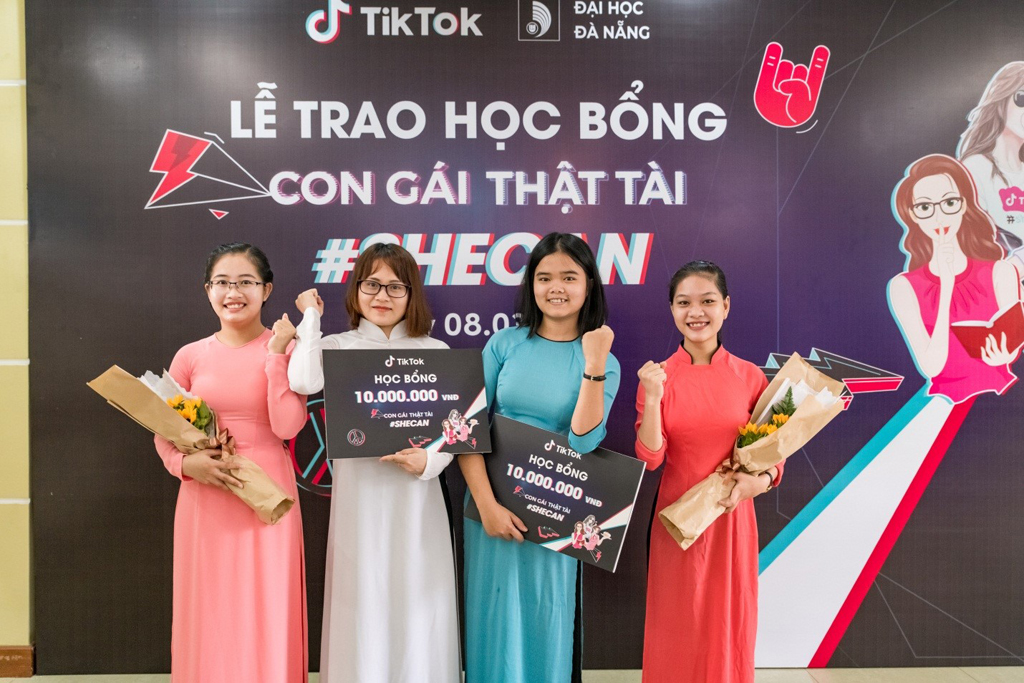 Các bạn nữ sinh xinh xắn và tài năng của Đại học Đà Nẵng tại lễ trao học bổng