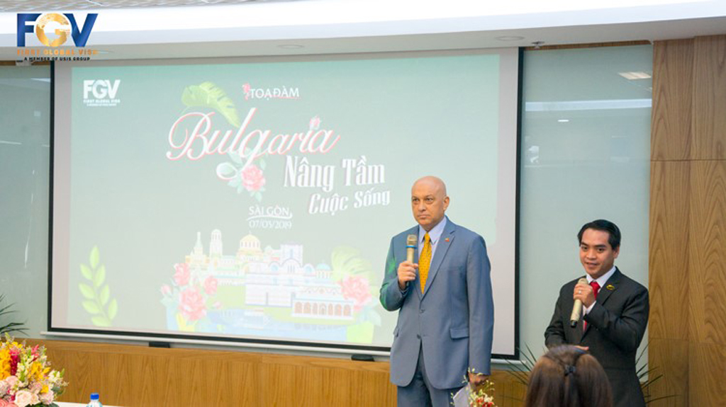 FGV hân hạnh được đón tiếp Ngài tham tán thương mại Bulgaria - ông Oleg Marinov. Ông đã có phần chia sẻ thú vị và hữu ích với các khách mời về cuộc sống thanh bình và nét văn hóa đa dạng tại Bulgaria, cũng như về sự phát triển kinh tế nổi bật của Bulgaria đã thu hút nhiều nhà đầu tư trên khắp thế giới trong những năm gần đây