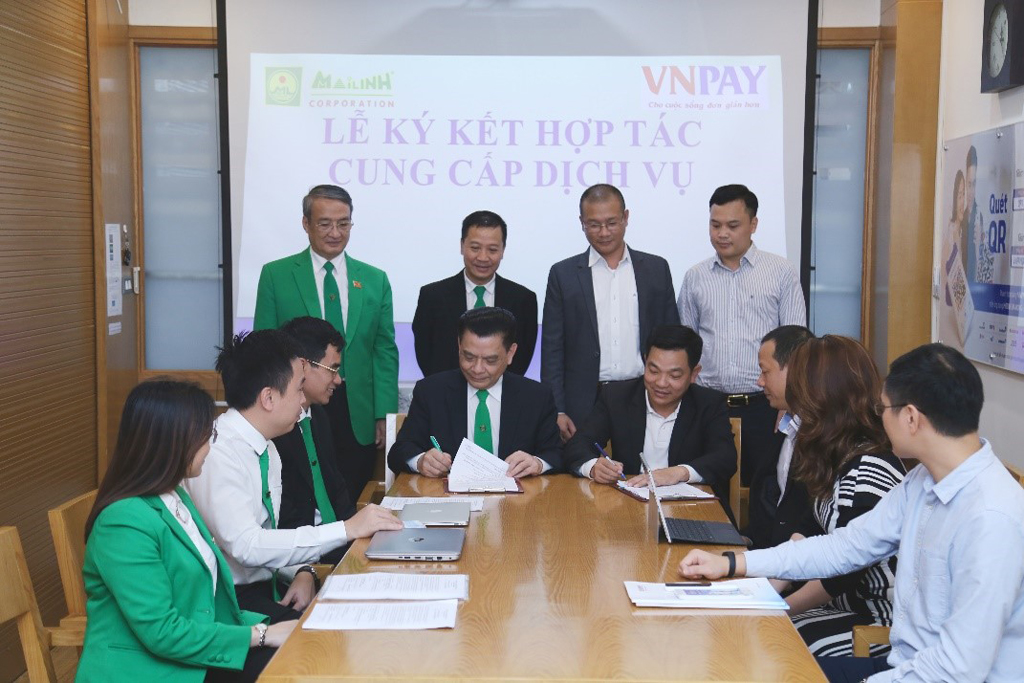 Ông Lê Tánh - Tổng giám đốc VNPAY (bên phải) và ông Hồ Huy - Chủ tịch Tập đoàn Mai Linh (bên trái) tham gia ký kết hợp tác chính thức