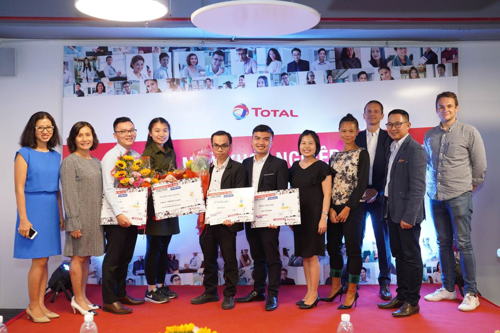 Các thí sinh đoạt giải cùng Ban tổ chức cuộc thi Total - Startupper of the year