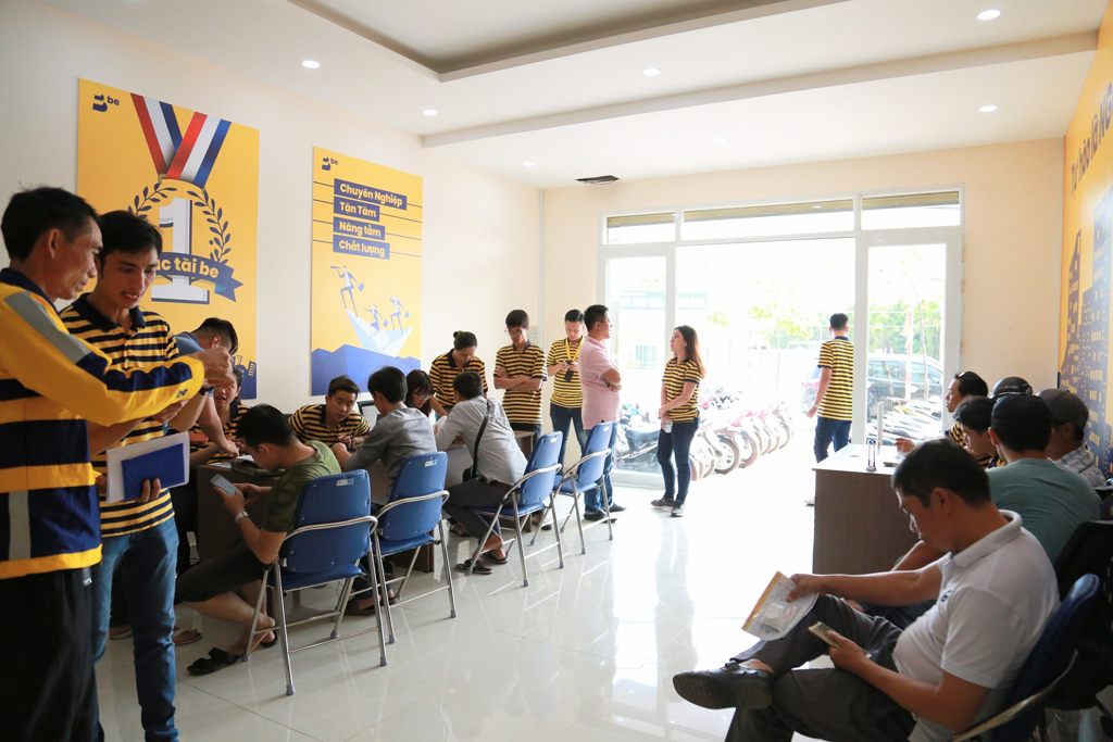 Khá đông các tài xế đến đăng ký trở thành đối tác của be tại trung tâm tiếp đối tác ở Đồng Nai