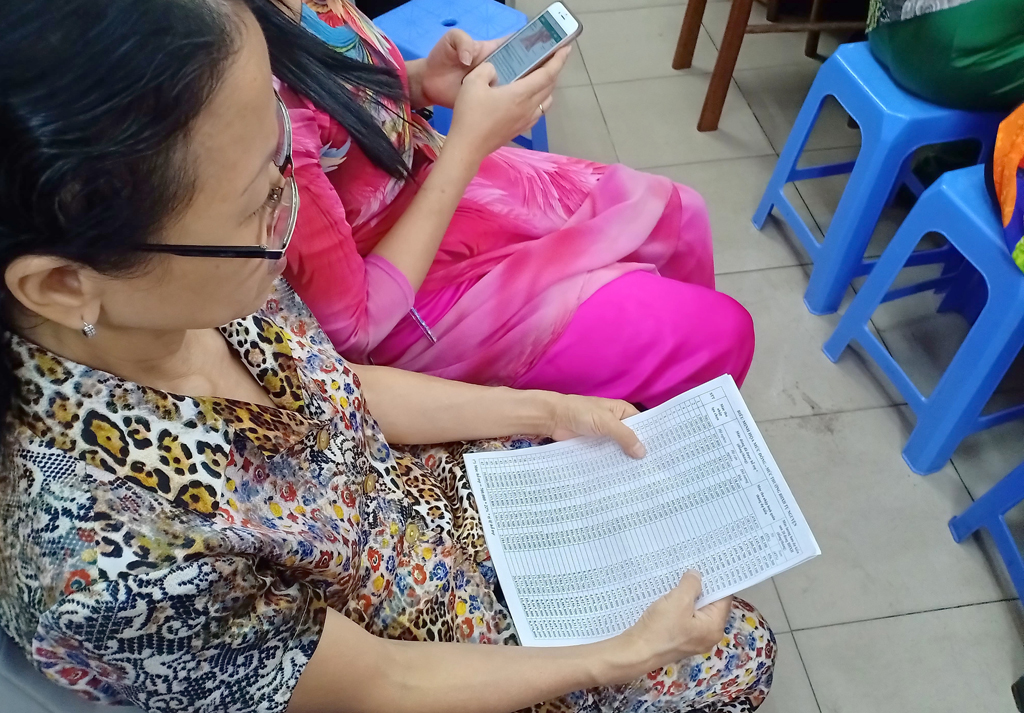 Tiểu thương chợ Tân Định xem các mức đóng BHXH tự nguyện từ những gợi ý của BHXH quận 1 