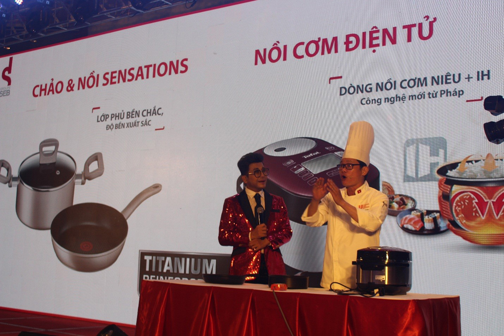 Đầu bếp “5 sao” Lâm Trọng Bình và MC “5 sao” Thanh Bạch đã có màn tung hứng ăn ý, biến Hội nghị ra mắt sản phẩm thành show trình diễn ẩm thực độc đáo