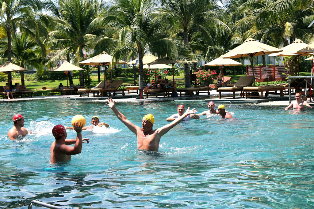 Du khách quốc tế trải nghiệm vui chơi, giải trí tại Cam Ranh Riviera Beach Resort & Spa - resort đẳng cấp 5 sao đầu tiên tại Bãi Dài