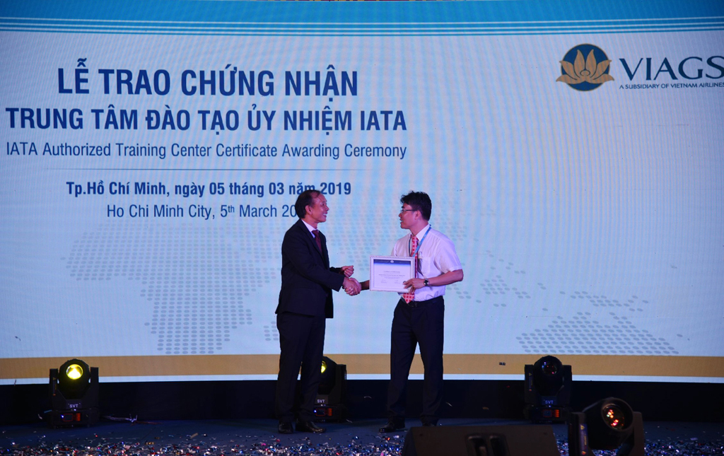 Đại diện IATA trao Chứng nhận Trung tâm đào tạo ủy nhiệm IATA đến ông Nguyễn Chí Kiên - Trưởng Trung tâm đào Tạo VIAGS, chính thức ghi dấu cột mốc quan trọng trong công tác Đào tạo của Công ty VIAGS.