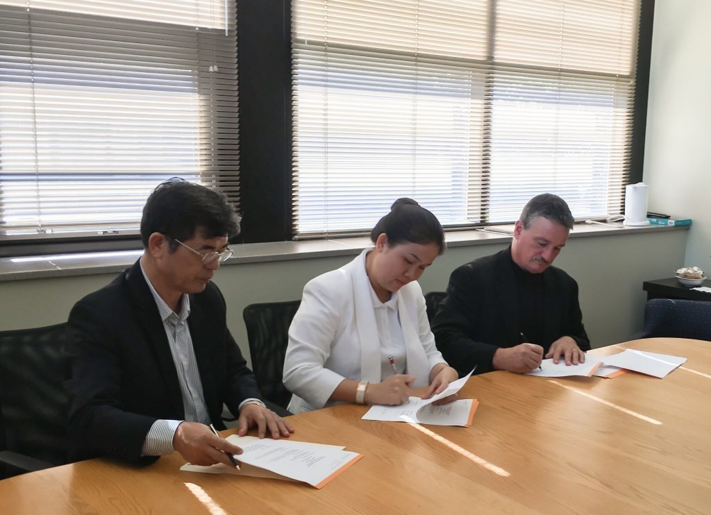 Bà Hoàng Nguyễn Thu Thảo - Tổng giám đốc NHG (áo vest trắng) và ông Thomas B.Hasset, Phó chủ tịch Tuyển dụng Toàn cầu của Trường ĐH Gannon, Hoa Kỳ (ngoài cùng bên phải) ký kết hợp tác vào tháng 1.2017 