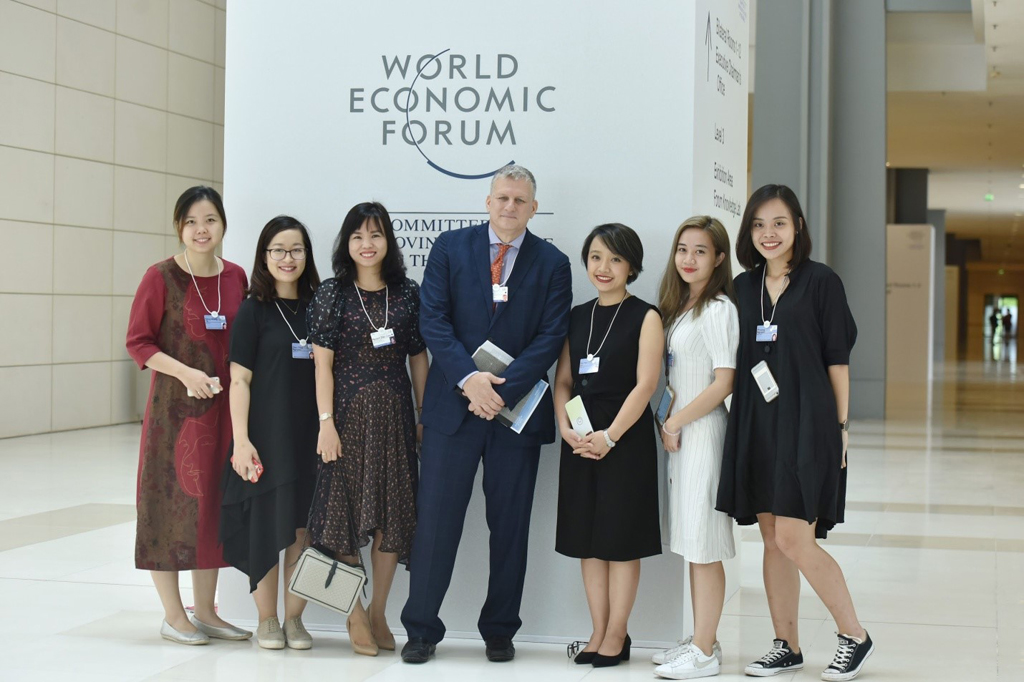 Ông Scott Kronick (giữa), bà Nguyễn Diệu Cầm (thứ ba từ trái sang) cùng đội ngũ Ogilvy tại WEF 