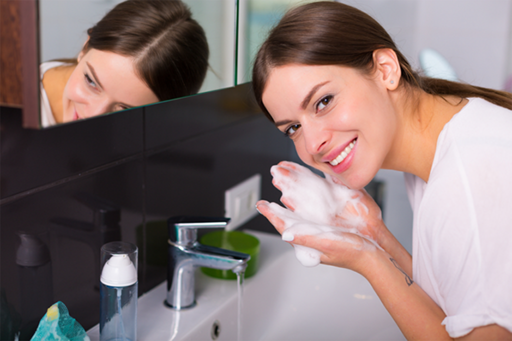 Rửa mặt là bước làm sạch giúp da loại bỏ bụi bẩn thêm một lần nữa