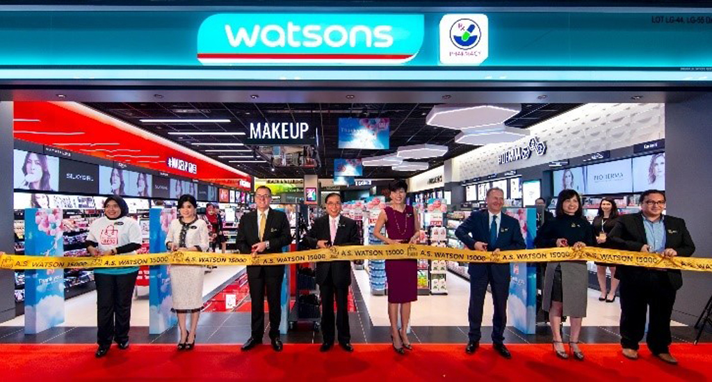 Ban lãnh đạo Tập đoàn A.S. Watson cắt băng khánh thành khai trương cửa hàng thứ 15.000