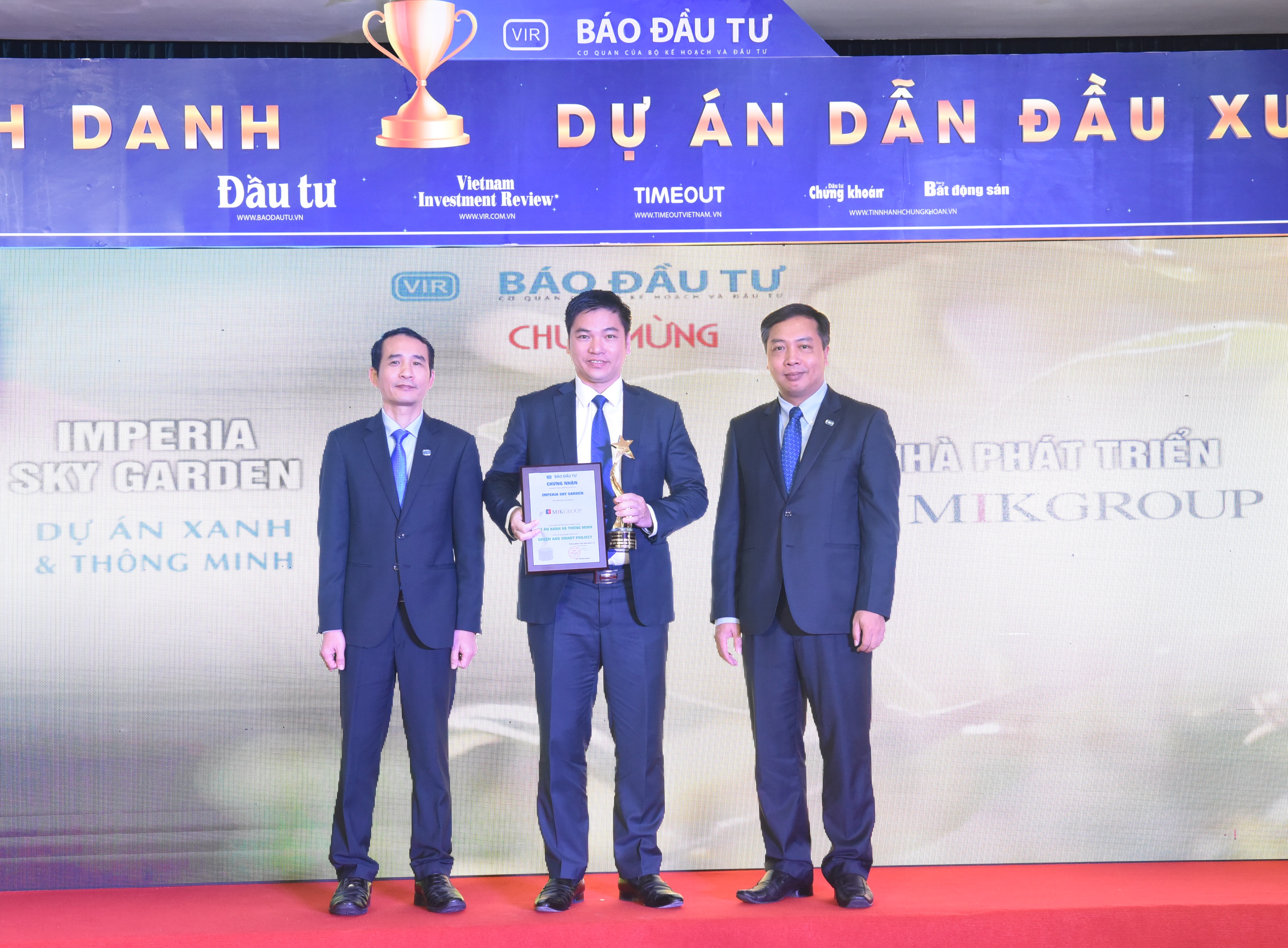 Ông Chu Thanh Hiếu - TGĐ MIK Home, đại diện MIKGroup nhận giải thưởng 