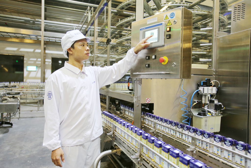 Nhân viên điều khiển dây chuyền tự động tại siêu nhà máy sữa tại Bình Dương