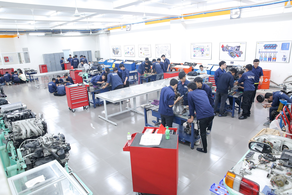 Sinh viên ngành Công nghệ kỹ thuật ô tô HUTECH trong xưởng thực hành ô tô của trường