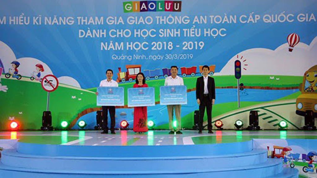 Ban tổ chức trao giải cho 3 đội thi đến từ Bắc Kạn, Ninh Bình và Thanh Hoá Lã Nghĩa Hiếu