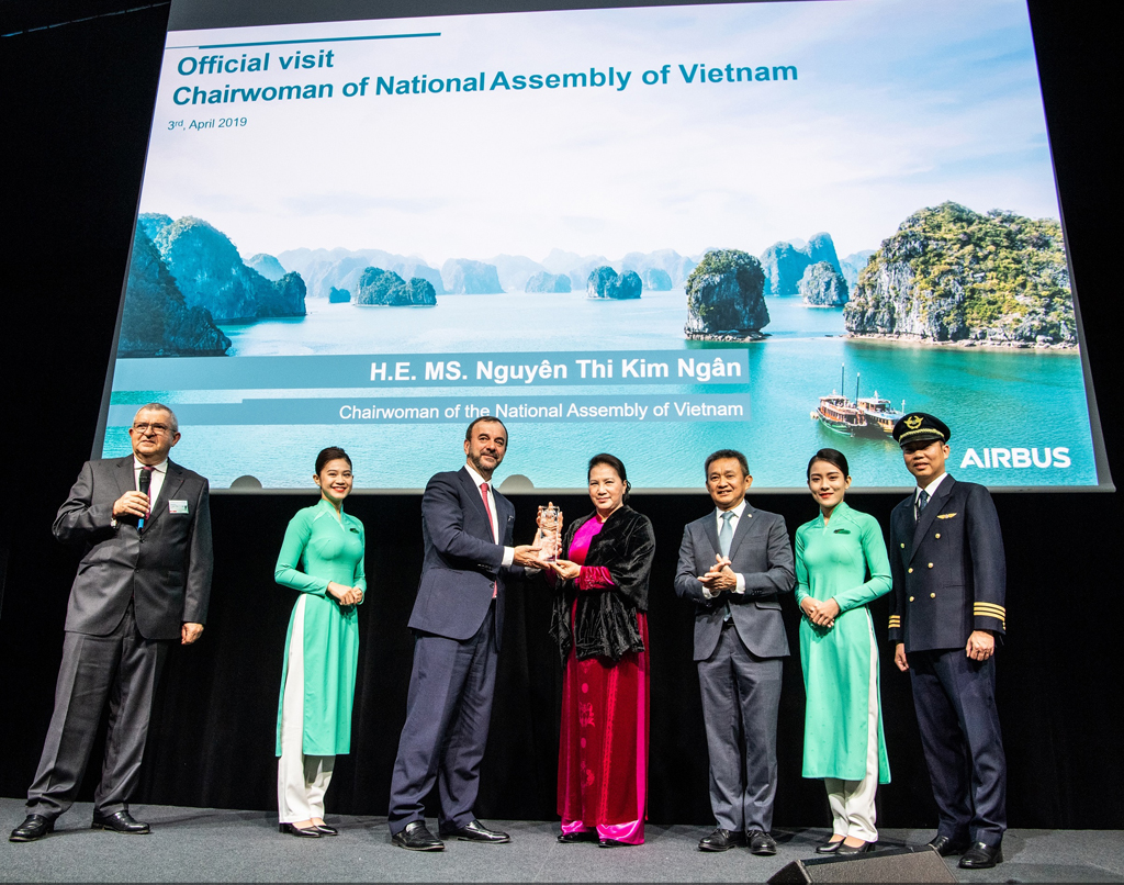 Lễ ra mắt máy bay Airbus A350-900 thứ 14 của Vietnam Airlines diễn ra dưới sự chứng kiến của Chủ tịch Quốc hội Việt Nam Nguyễn Thị Kim Ngân và các đại biểu trong Đoàn cấp cao Quốc hội Việt Nam