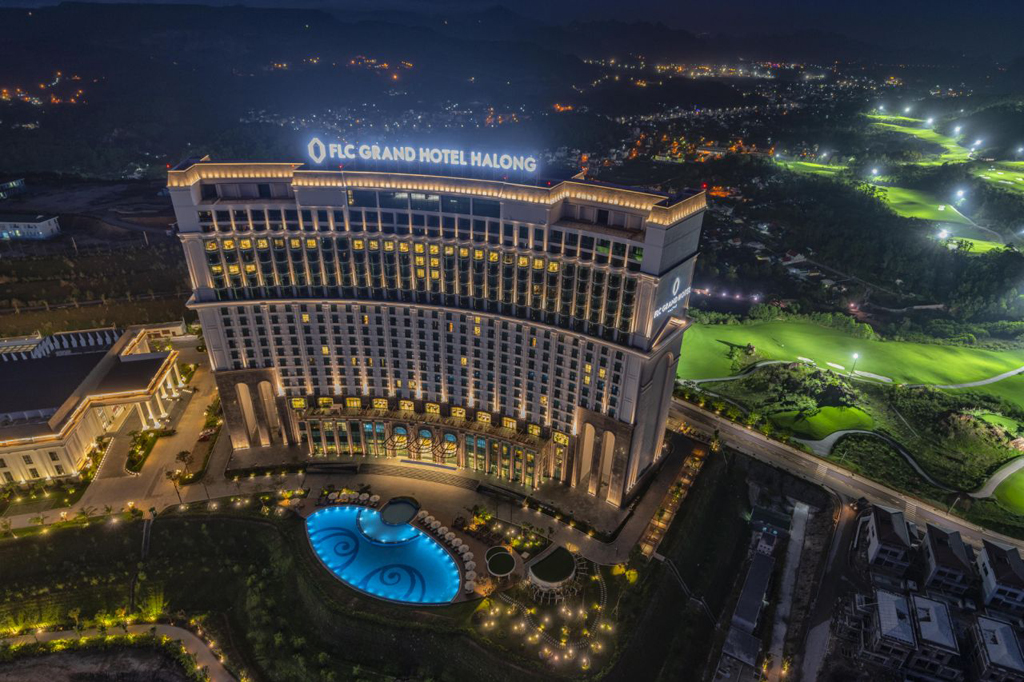 Khách sạn FLC Grand Hotel Halong vào đêm 