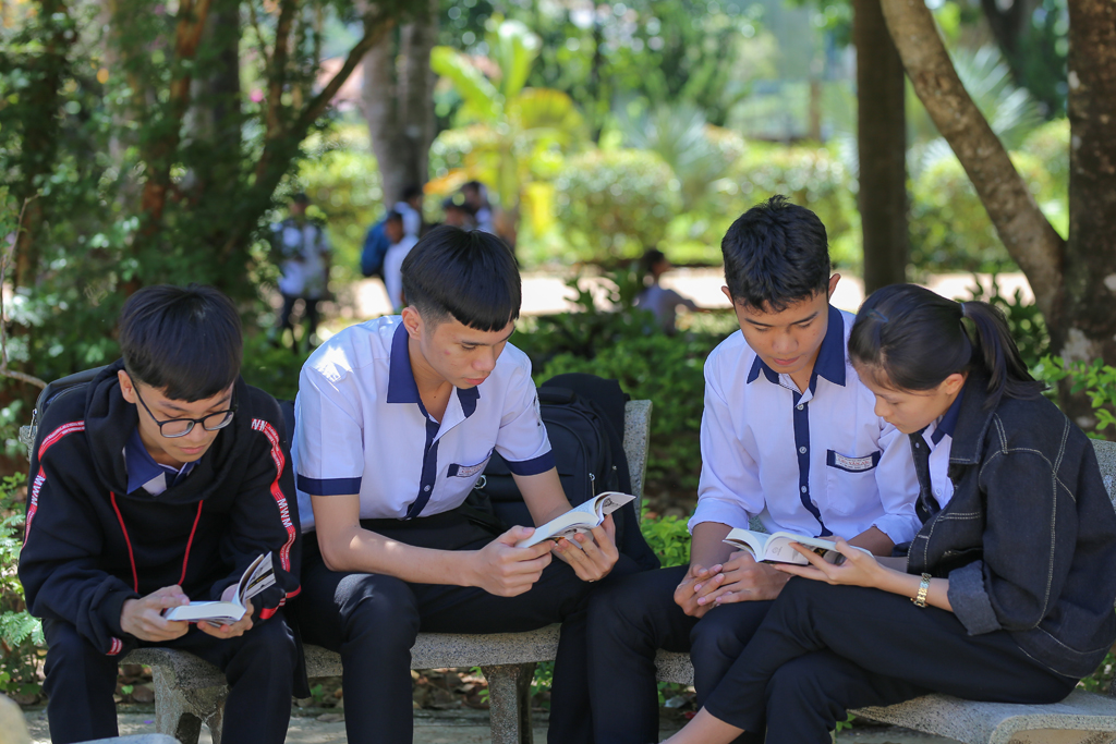 Các em học sinh trường PTTH Chu Văn An, Tỉnh Đăk Nông lần đầu tiên được tiếp cận với những cuốn sách đổi đời