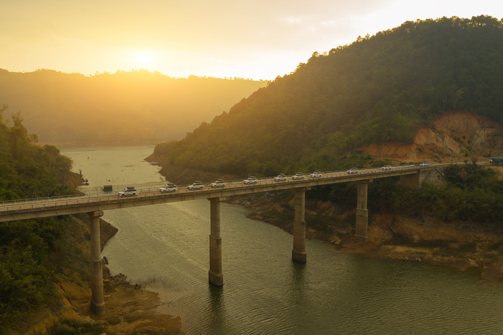  Chặng đường từ Đắk Lắk - Đắk Nông - Lâm Đồng là những con đường đất đỏ cùng những cây cầu vượt qua các con sông lớn như Sêrêpôk dài tạo nên những khung cảnh hùng vĩ và cũng không kém phần hiểm trở.