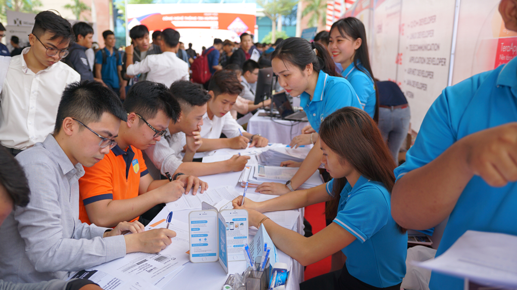 Các ứng viên nộp hồ sơ ứng tuyển trực tiếp tại ngày hội