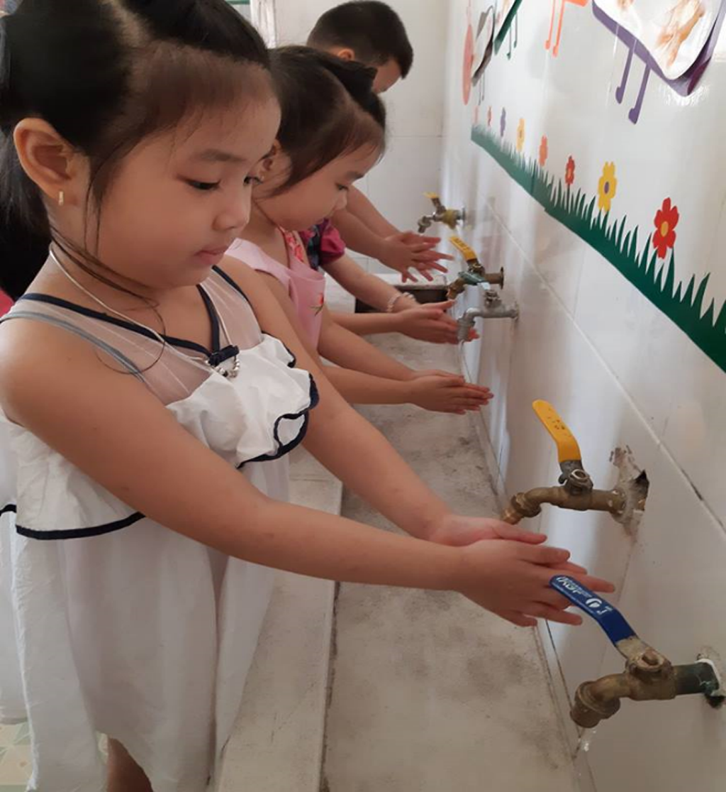 Xây dựng máng rửa tay cho các nhà trường 