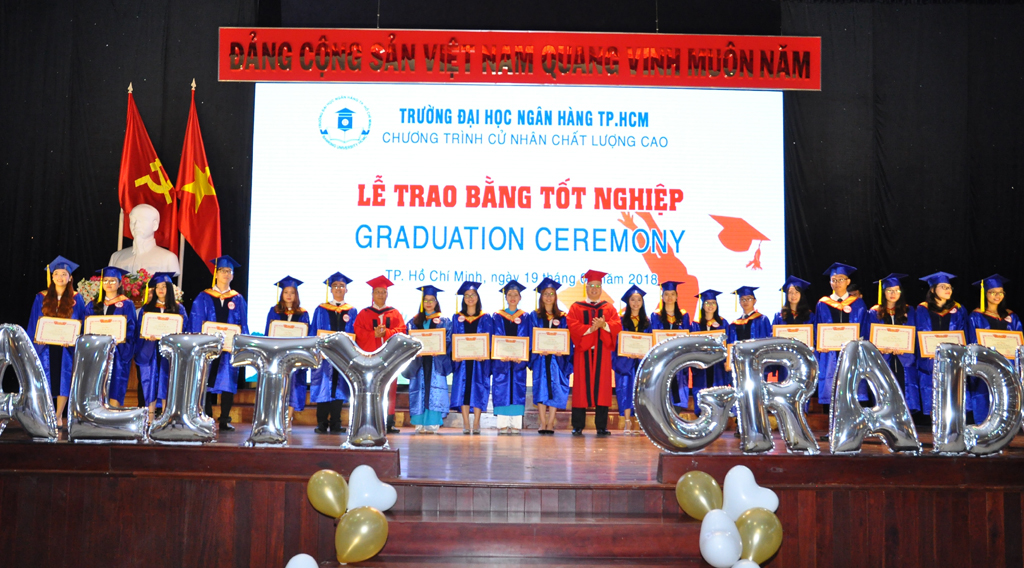 Sinh viên chương trình CLC nhận bằng tốt nghiệp