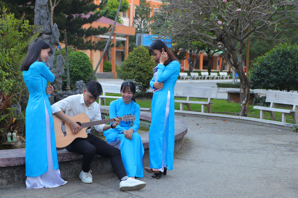 Sinh viên CLC của trường tập hát cho chương trình văn nghệ