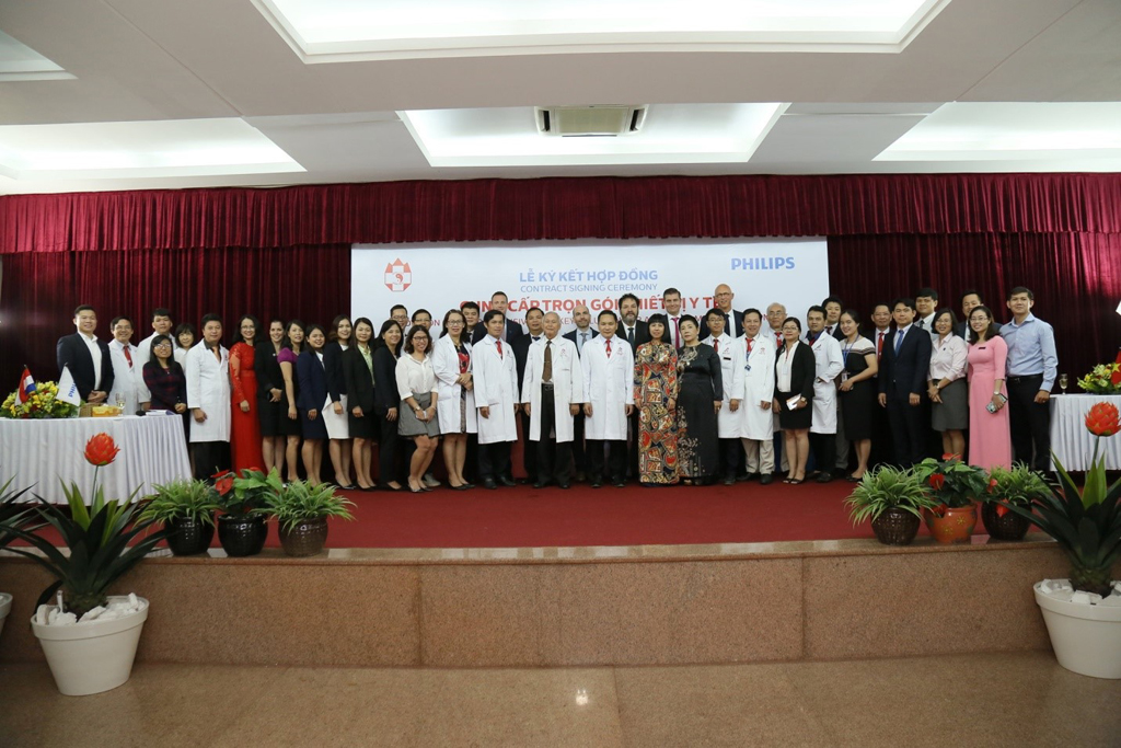 Đại diện ngành Y tế TP.HCM chụp ảnh kỷ niệm với tập thể các y bác sĩ Bệnh viện đa khoa Hồng Đức và Công ty Philips Việt Nam