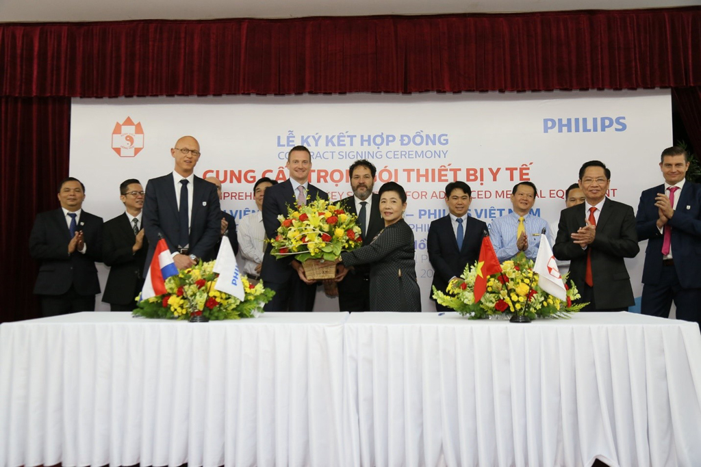 Ông Carel Richter, Tổng lãnh sự quán Hà Lan tại TP.HCM tặng hoa chúc mừng Philips Việt Nam và Bệnh viện đa khoa Hồng Đức