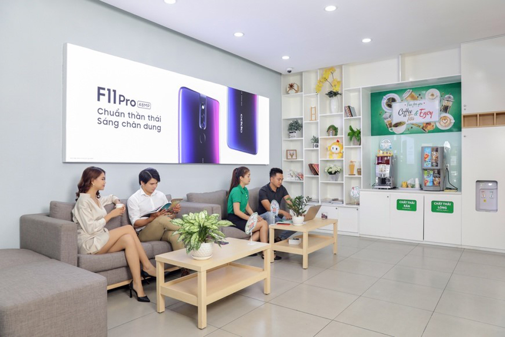 Chăm sóc khách hàng tiêu chuẩn tại service club của OPPO 