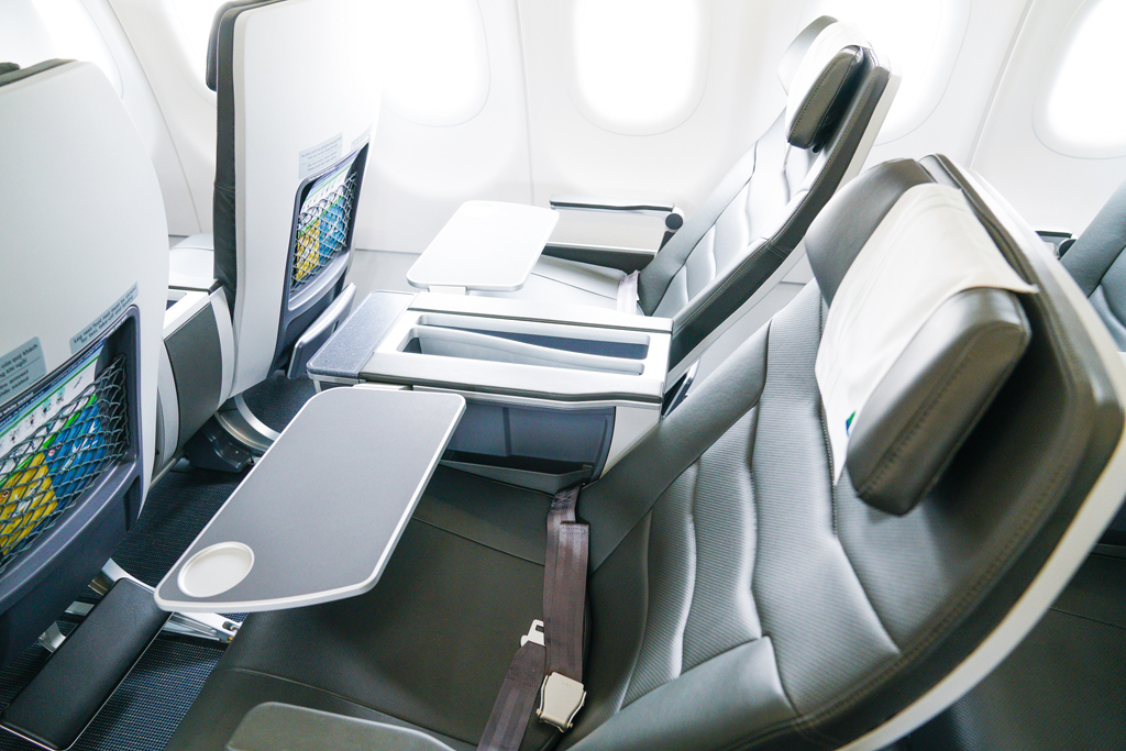 Tuy nhiên để tăng tiện nghi cho khoang khách, Bamboo Airways đã giảm cấu hình sắp xếp ghế xuống còn 198 chỗ, tối ưu hóa không gian ngồi, nghỉ chân cũng như ngả lưng, tăng diện tích lối đi trong khoang