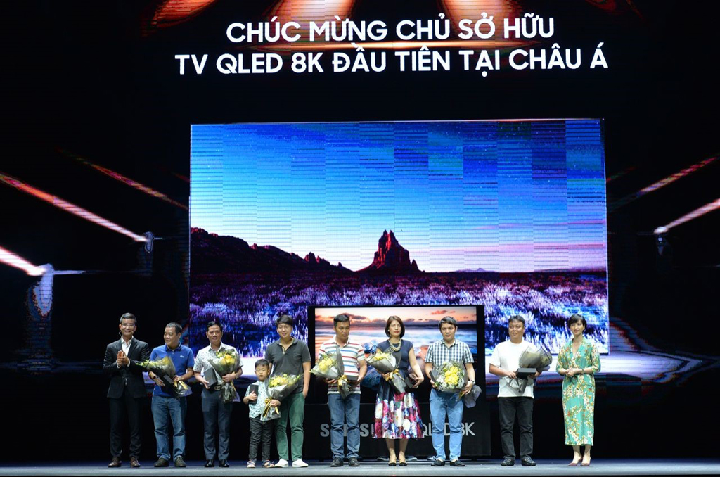 Đã có 10 vị khách hàng đầu tiên sở hữu TV QLED 8K đầu tiên của châu Á