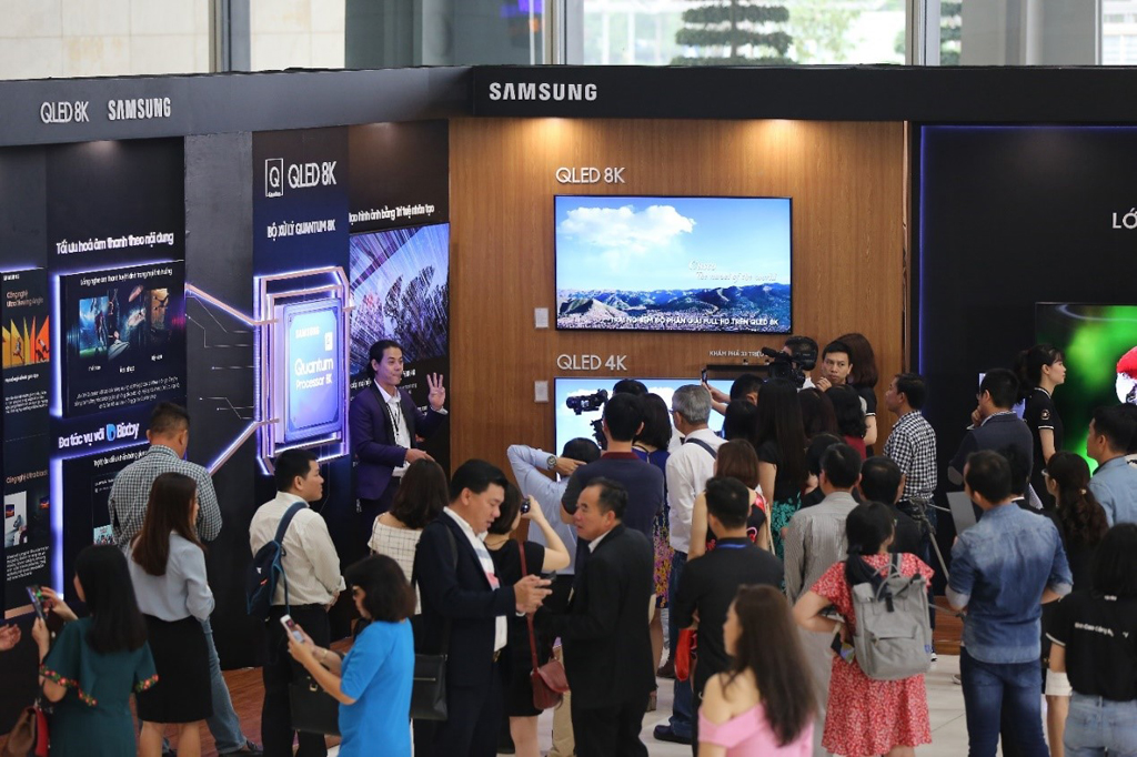 Rất đông khách mời đến trải nghiệm và vô cùng thích thú trước sự kiện đặc biệt này của Samsung