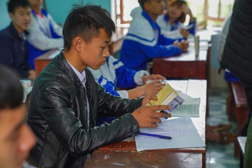 Một em học sinh trường THPT Mèo Vạc - Hà Giang chăm chú đọc sách đổi đời ngay khi được tặng