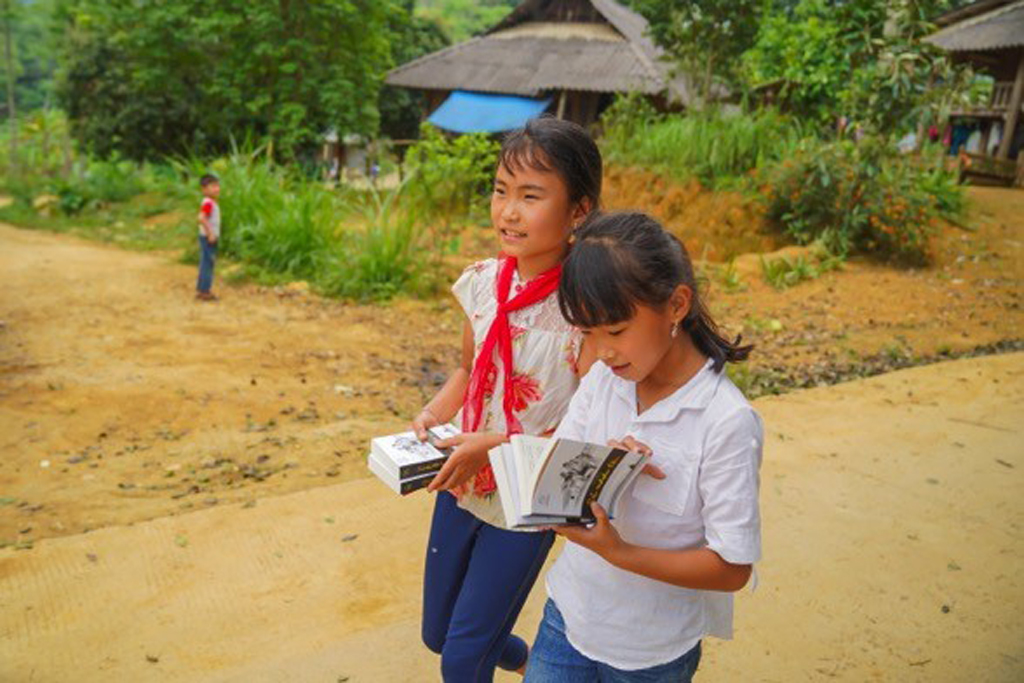 Niềm vui của 2 học sinh trường THCS Hiền Lương khi nhận được những cuốn sách đổi đời