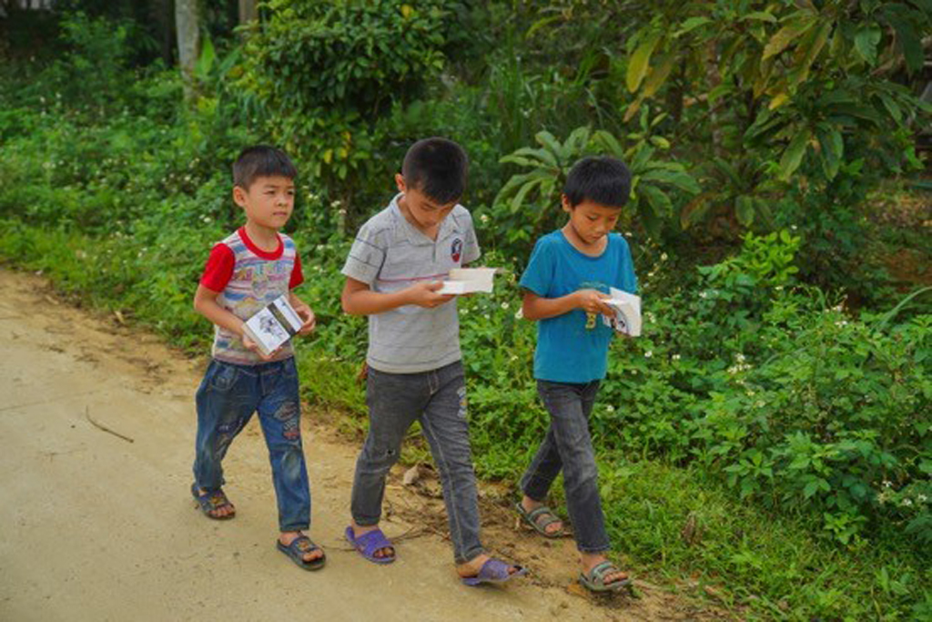 Các em học sinh tại huyện Đà Bắc, tỉnh Hòa Bình được nhận những cuốn sách quý đổi đời