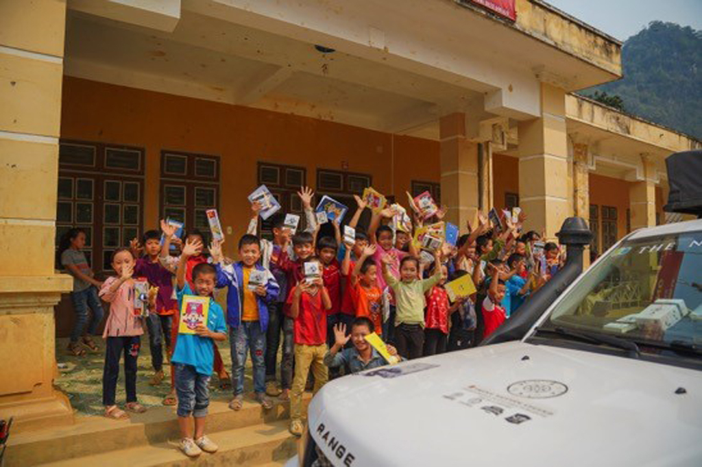 Các em học sinh Trường tiểu học Chiềng Ngần - Sơn La vẫy chào chia tay đoàn Hành trình Từ Trái Tim
