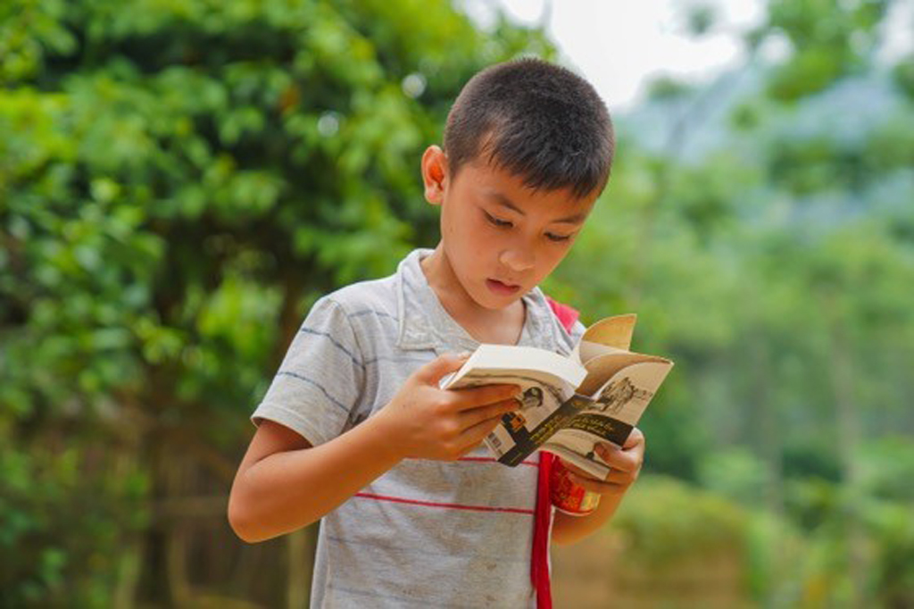 Em nhỏ tại huyện Đà Bắc, tỉnh Hòa Bình nhận được cuốn sách đổi đời