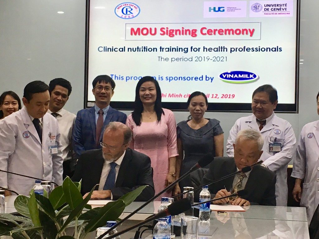 Giáo sư Nguyễn Văn Khôi và Giáo sư Pichard Clause ký kết Biên bản ghi trong khuôn khổ Hợp tác Vinamilk và BV Chợ Rẫy