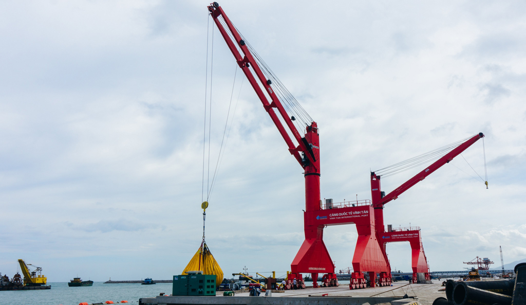 Hệ thống cẩu sử dụng công nghệ điện biến tần hiện đại tại cảng