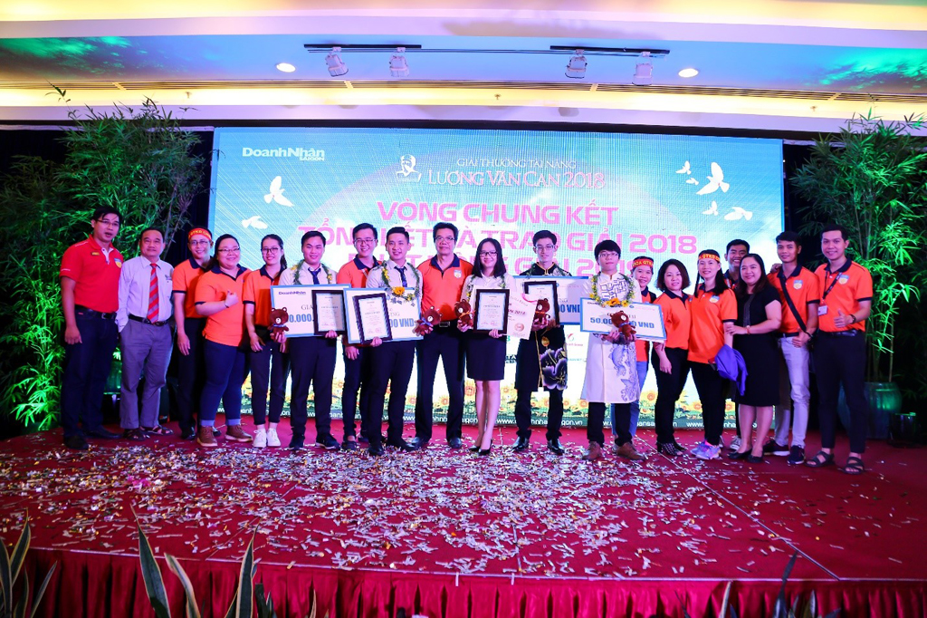 Mã Phú Cường đã cùng nhóm bạn (thứ 6 từ trái sang) từng giành giải ba tại Giải thưởng Tài năng Lương Văn Can 2018 với dự án “Trà búp thanh long Đức Thuận”