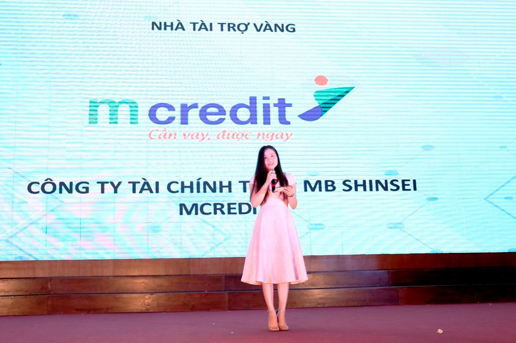 Bà Nguyễn Thị Thùy Dương, đại diện Ban giám khảo phát biểu trước cuộc thi