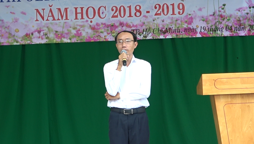 Ông Huỳnh Kim Tuấn - Hiệu trưởng nhà trường phát biểu trong buổi lễ