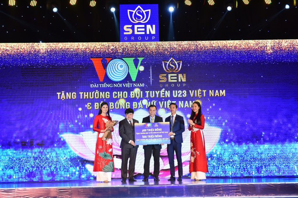 Ông Nguyễn Thế Kỷ - Tổng giám đốc Đài tiếng nói Việt Nam (VOV) và ông Nguyễn Văn Thanh - Chủ tịch HDQT Tập đoàn SENGROUP trao tiền thưởng cho Đội tuyển nữ Việt Nam và Đội tuyển U.23 Việt Nam