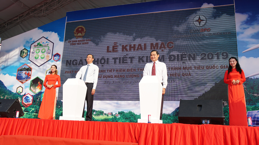 Lãnh đạo UBND tỉnh Tây Ninh và Tổng công ty Điện lực miền Nam thực hiện nghi thức khai mạc Ngày hội tiết kiệm điện năm 2019 