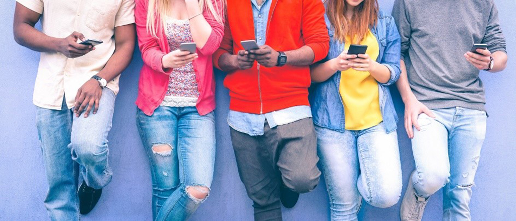 Gen Z và thế hệ Millennial thời nay khát khao khẳng định chất riêng và không muốn thỏa hiệp với các mẫu điện thoại na ná giống nhau trên thị trường