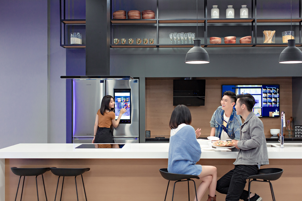 Điển hình khi đến với không gian của hệ sinh thái IoT như nhà bếp hiện đại tại Samsung Showcase, người trẻ sẽ tận tay trải nghiệm và mở mang tầm mắt bởi các thiết bị gia dụng trong ngôi nhà thông minh được kết nối với nhau tạo thành một hệ sinh thái hoàn hảo, mang đến một cuộc sống tiện nghi. Thử tưởng tượng bạn đang đi du lịch ở xa mà vẫn biết được trong tủ lạnh có gì, cần mua thêm những thứ gì,… tất cả sẽ hiện trên màn hình smartphone. Ngạc nhiên chưa?