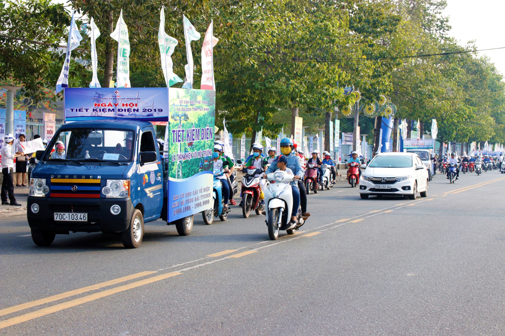 Ngành điện và các đoàn thể tỉnh Tây Ninh tuần hành tuyên truyền sử dụng điện tiết kiệm và hiệu quả 