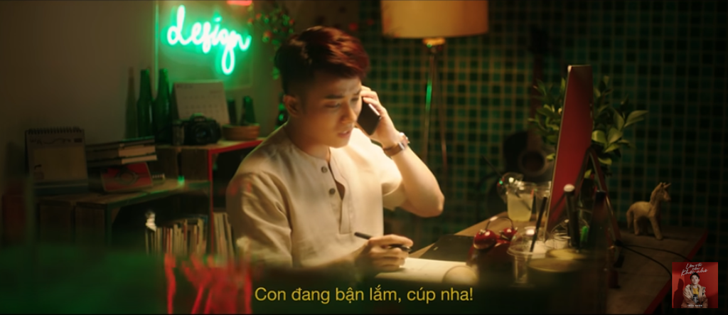 A1-“Con đang bận lắm, cúp nha!” trong MV “Lớn rồi còn khóc nhè” của Trúc Nhân khá quen thuộc với nhiều người trẻ hiện đại. Ảnh chụp màn hình youtube