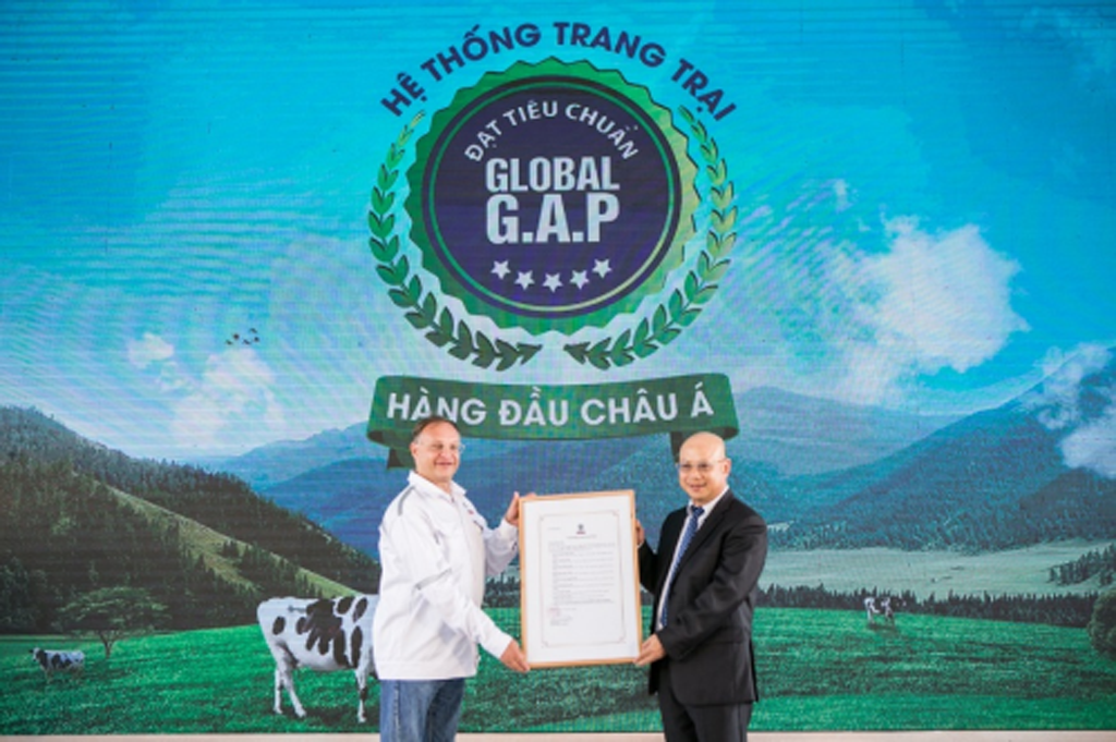 Đại diện Bureau Veritas trao giấy xác nhận chính thức về hệ thống trang trại chuẩn Global G.A.P lớn nhất châu Á cho đại diện Vinamilk trong buổi ra mắt resort cho bò sữa tại Tây Ninh